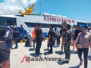 Babinsa Koramil 1627-01/Ba’a Pantau Kedatangan Kapal Expres Bahari 8E di Pelabuhan Ba’a