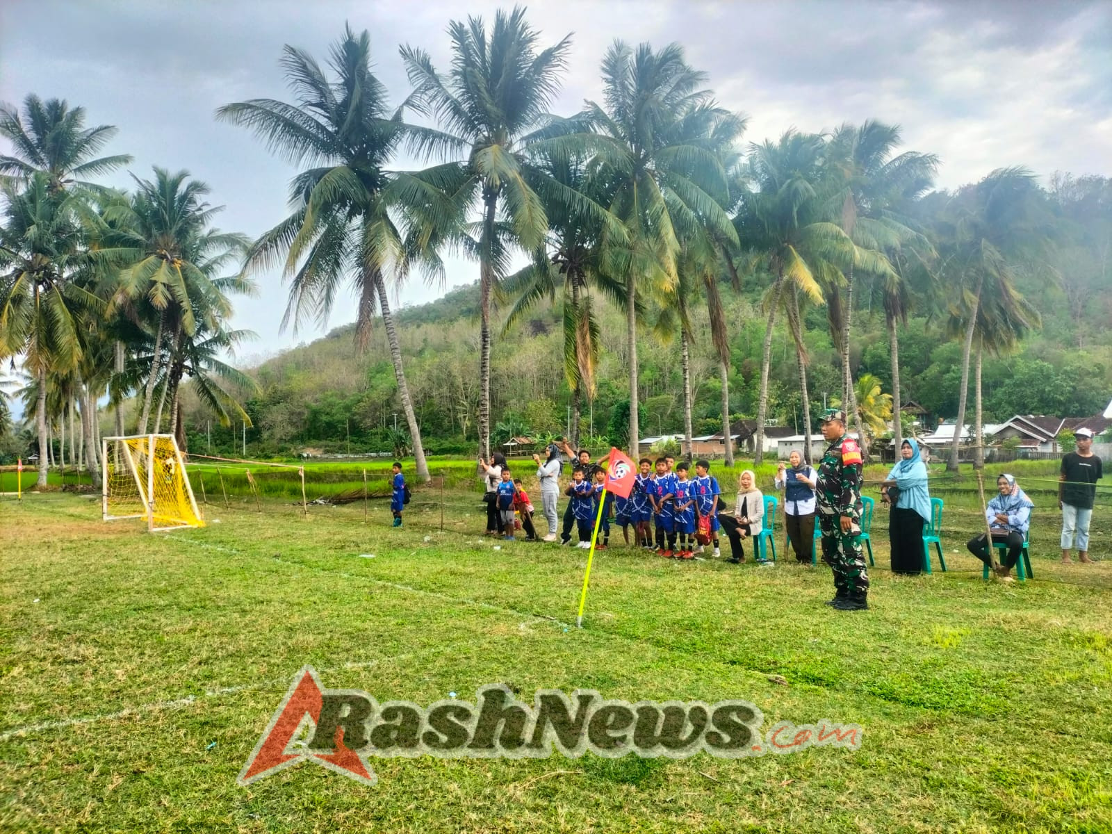 Kehadiran Babinsa Jadi Kunci Aman dan Tertibnya Turnamen Sepak Bola di Desa Tamekan