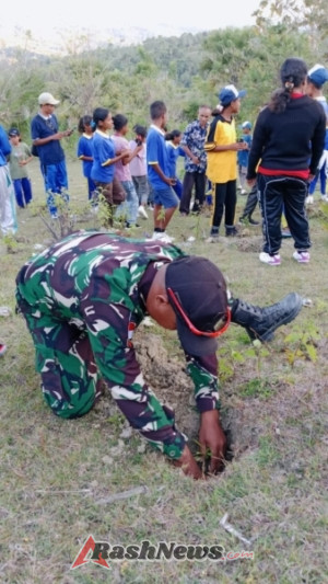 Galakkan Penghijauan, Babinsa Koramil 1621-04/Amanatun Utara dan Warga Tanam Pohon