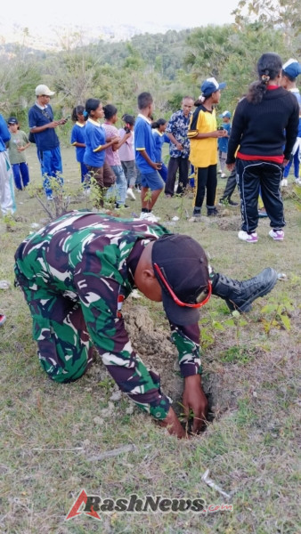 Galakkan Penghijauan, Babinsa Koramil 1621-04/Amanatun Utara dan Warga Tanam Pohon