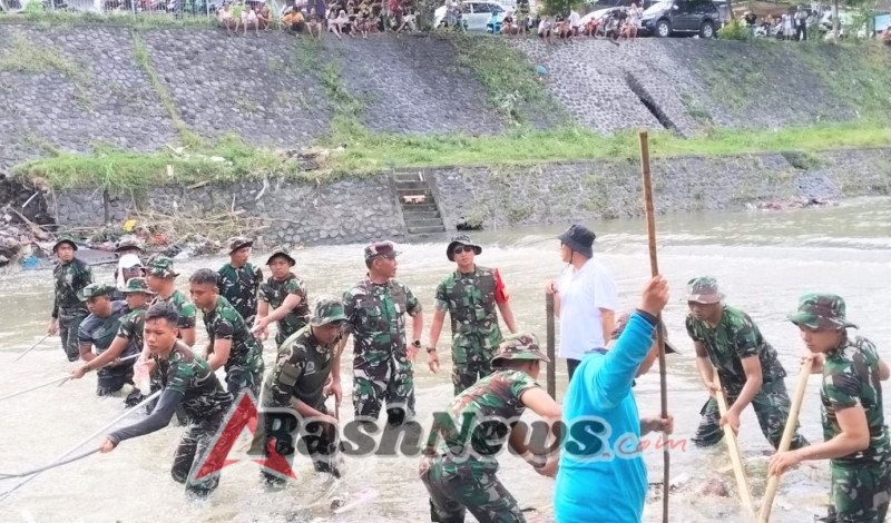 Dandim 1611/Badung Bersama Danrem 163/Wira Satya dan Wali Kota Denpasar Turun Langsung Bersihkan Sisa Sampah Pasca Banjir di Kali Taman Pancing