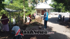 Babinsa Karombo Gelar Gotong Royong Bersihkan Saluran Air Bersama Warga