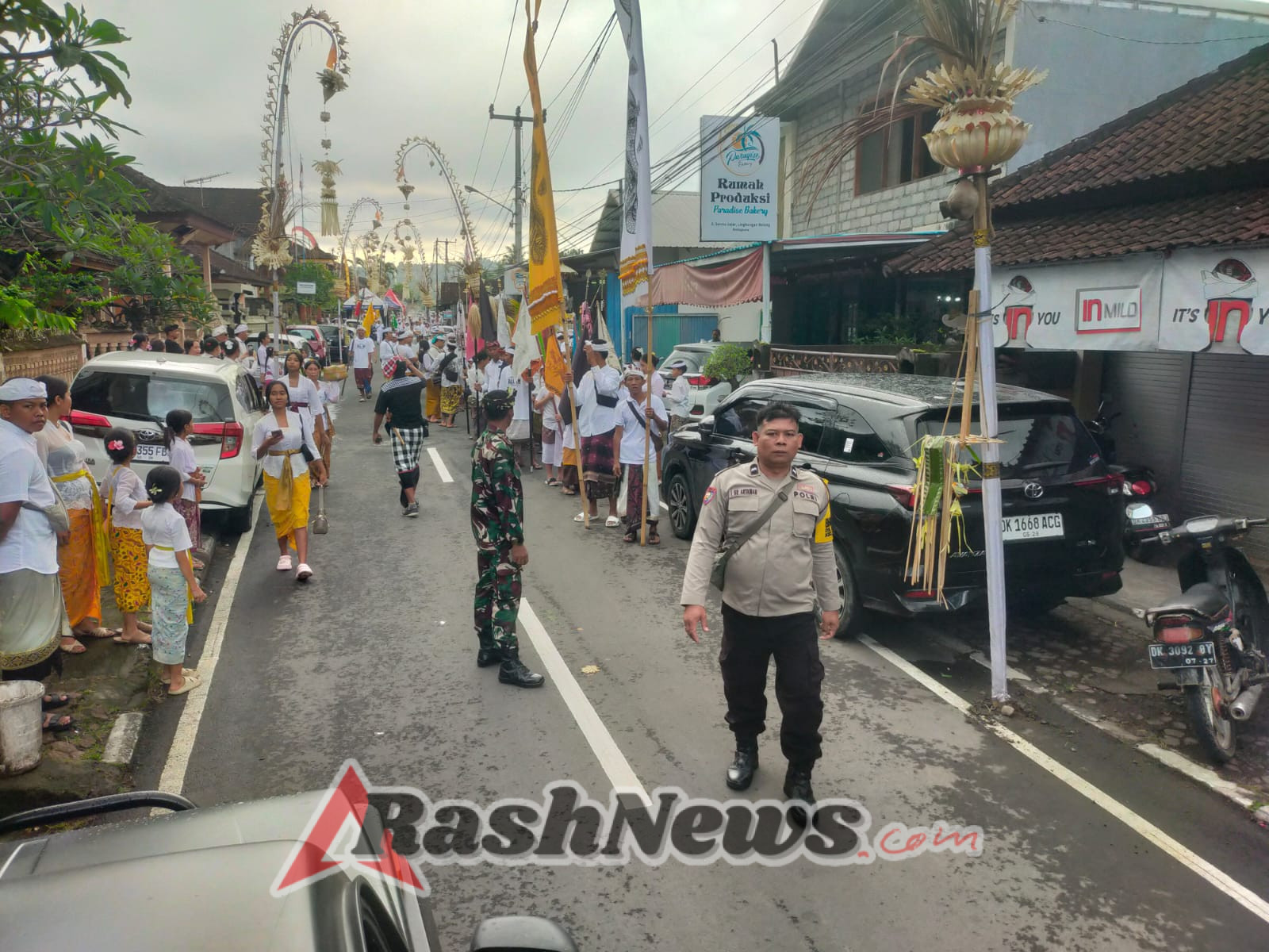 Babinsa 1623-01/Karangasem bersama Bhabinkamtibmas amankan upacara keagamaan.