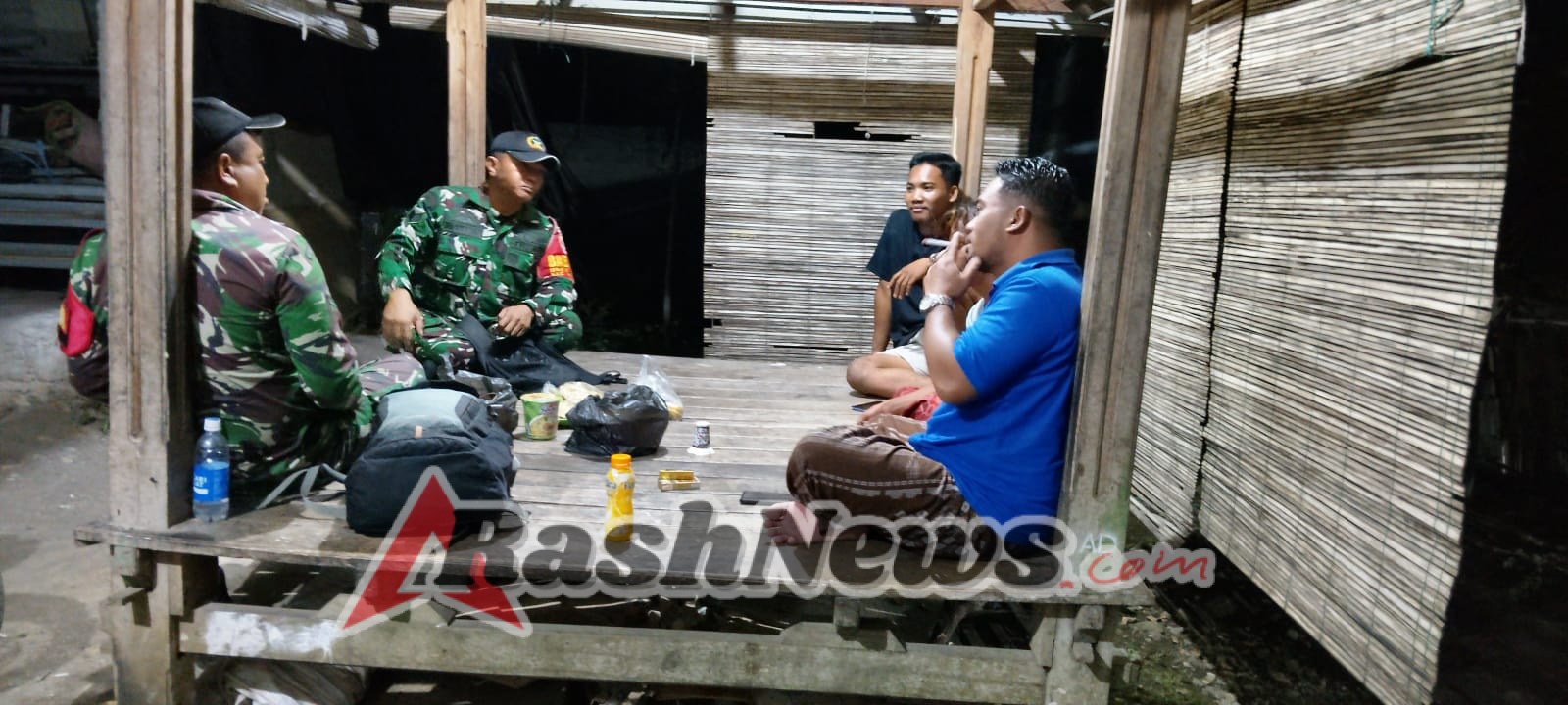 Babinsa Ajak Warga Hidupkan Siskamling Lewat Patroli Malam