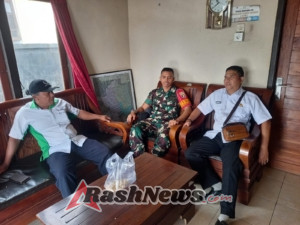 Komsos Bersama Perangkat Desa, Babinsa Klumpu Sampaikan Himbauan Tingkatkan Kebersihan dan Kepekaan Terhadap Potensi Bencana