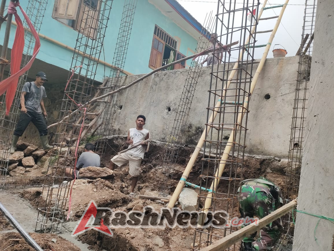 Babinsa Ende Aktif Jaga Keamanan dan Kebersamaan dengan Masyarakat Desa Tanazozo