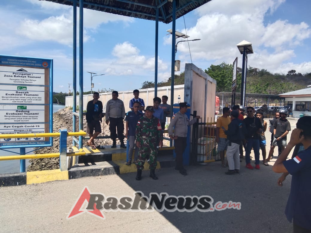 Babinsa Koramil Pantai Baru Pantau Bongkar Muat KMP Ile Labalekang di Pelabuhan Fery