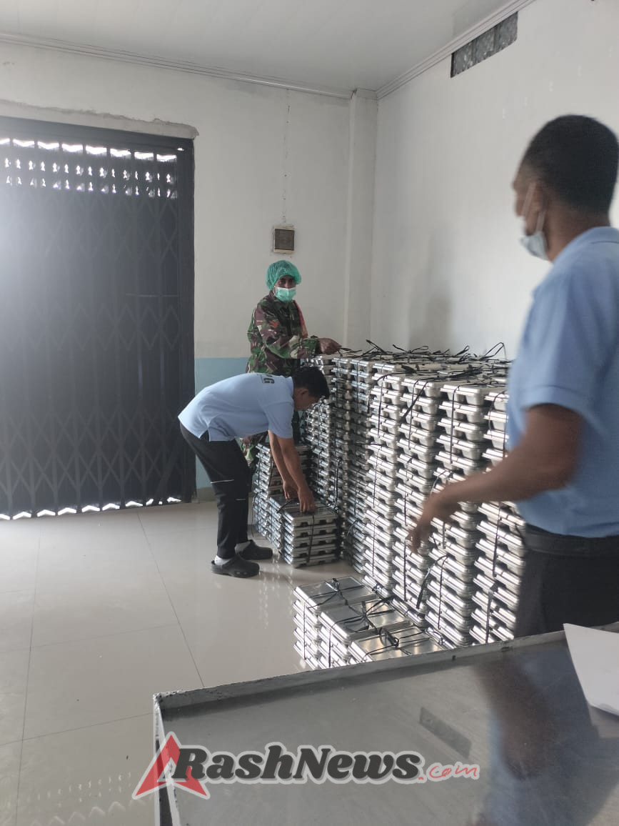 Babinsa Pantai Baru Dampingi Pembagian Makanan Bergizi untuk 2.452 Siswa