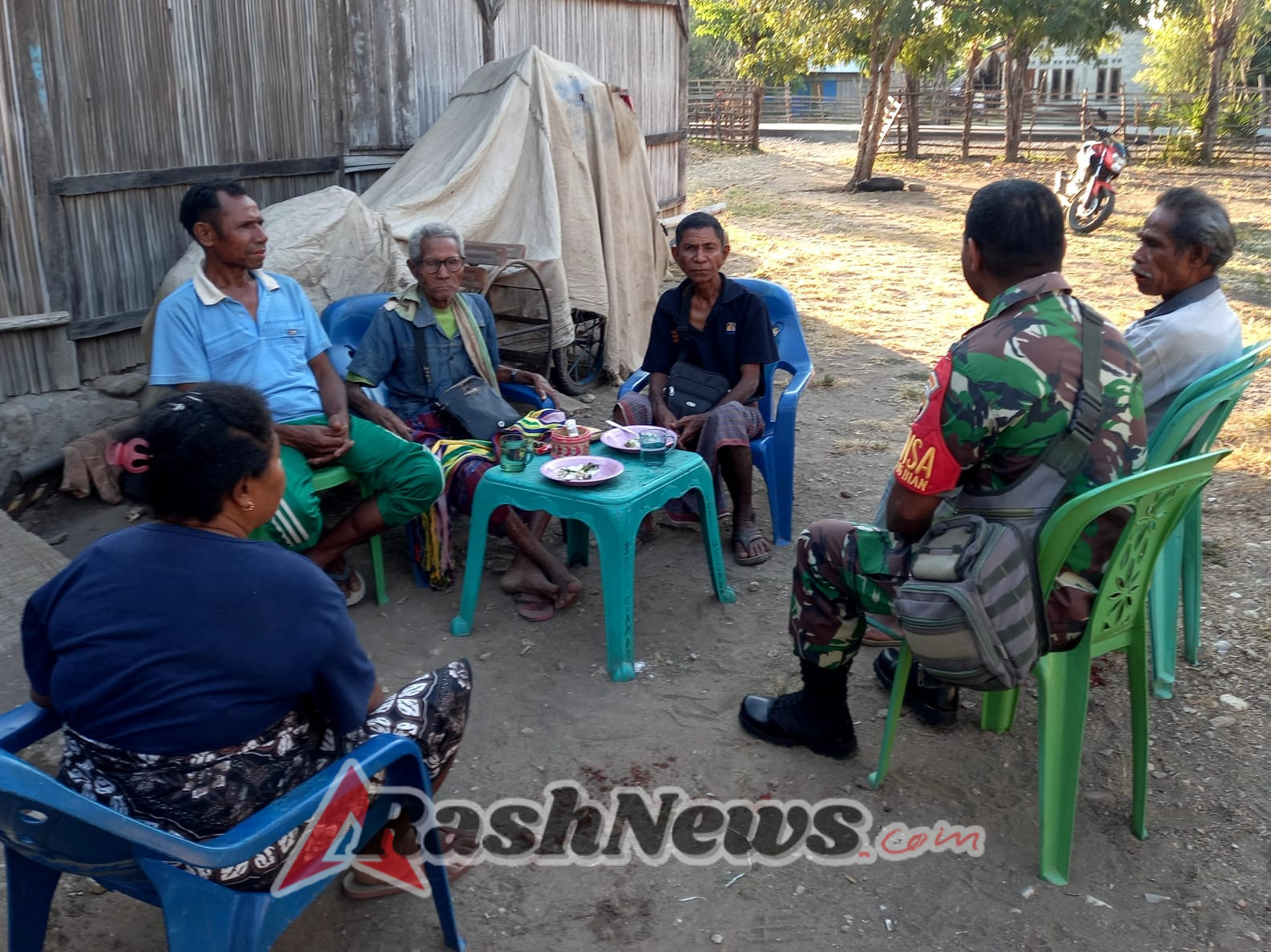 Babinsa Koramil 1618-06/Bian Dekatkan Diri dengan Warga Lewat Komsos di Desa Ponu