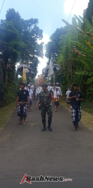 Babinsa Keliki Tegaskan Komitmen Hadir di Tengah Masyarakat Lewat Pengamanan Upacara Adat