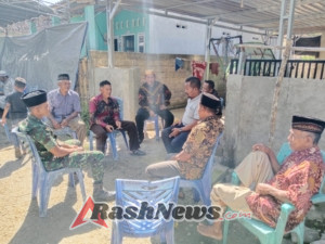 Babinsa Mapin Beru Ajak Tokoh Agama dan Pemuda Perkuat Silaturahmi serta Jauhi Narkoba   Wujudkan Lingkungan Harmonis, Babinsa dan Bhabinkamtibmas Gelar Komsos di Jorok Daki   Babinsa Koramil 1607-04/Alas Dorong Pemuda Mapin Beru Aktif dalam Kegiatan Keagamaan   Cegah Pengaruh Narkoba, Babinsa Sertu Harwani Ajak Pemuda Terlibat dalam Kegiatan Positif   Babinsa Koramil 1607-04/Alas Perkuat Sinergi dengan Masyarakat Jaga Kondusifitas Wilayah   Silaturahmi dan Sinergi Jadi Kunci: Babinsa Mapin Beru Dorong Keharmonisan di Jorok Daki   NTB – Sumbawa – Minggu (07/09/2025) – Dalam rangka menjaga kondusifitas wilayah binaan, Babinsa Desa Mapin Beru Koramil 1607-04/Alas, Sertu Harwani, bersama Bhabinkamtibmas melaksanakan kegiatan komunikasi sosial (Komsos) di Jorok Daki, Dusun Jebak Ble, Desa Mapin Beru, Kecamatan Alas Barat.  Dalam kesempatan tersebut, Babinsa bertemu dengan tokoh agama dan tokoh masyarakat setempat. Ia menekankan pentingnya menjaga hubungan silaturahmi antarwarga agar tercipta keharmonisan dalam kehidupan bermasyarakat.  “Tokoh agama memiliki peran penting dalam menjaga kerukunan umat. Oleh karena itu kami mendorong agar lebih aktif menyelenggarakan kegiatan keagamaan serta melibatkan para pemuda. Dengan begitu, mereka terbiasa menyalurkan energi pada kegiatan yang positif,” ujar Sertu Harwani.  Selain itu, Babinsa juga berpesan kepada para pemuda untuk saling mengingatkan dalam menghindari bahaya narkoba yang dapat merusak masa depan generasi penerus bangsa. Ia mengimbau masyarakat agar selalu berkoordinasi dengan Babinsa maupun Bhabinkamtibmas apabila menemukan hal-hal yang mencurigakan di lingkungan sekitar.  Kegiatan Komsos ini mendapat sambutan baik dari para tokoh masyarakat Jorok Daki, yang berkomitmen untuk terus menjaga kebersamaan dan mendukung terciptanya lingkungan yang aman, damai, serta bebas dari narkoba. (Pendim Sumbawa)