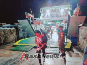 Babinsa Amankan Bongkar Muat Kapal Garda Maritim 3 di Pelabuhan Pantai Baru