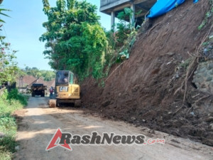 Babinsa Samplangan Kawal Pembersihan Longsor di Pura Pucak Bukit Langkian