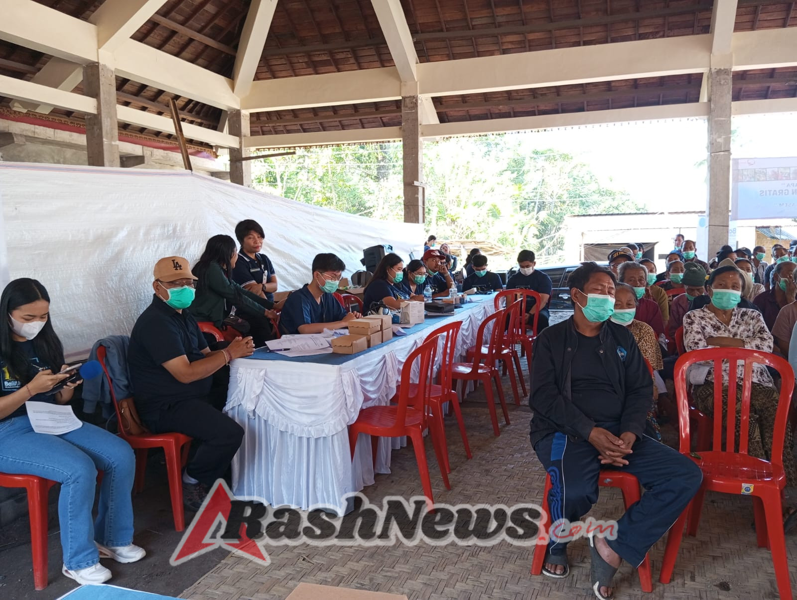 Babinsa 1623-06/Selat amankan kegiatan pemeriksaan kesehatan dan pengobatan gratis.