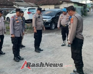 Propam Polsek Bebandem Cek Anggota Yang Melaksanakan PH Pagi