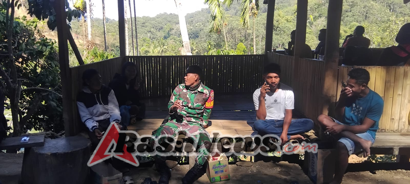 Babinsa Koramil Detusoko Perkuat Hubungan dengan Masyarakat Desa Nggubelaka
