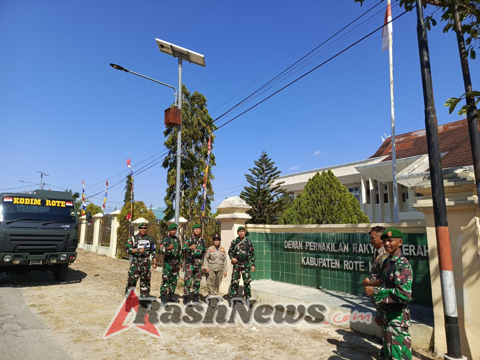 TNI dan Satpol PP Perkuat Koordinasi Jaga Stabilitas di Kantor Pemerintahan Rote Ndao