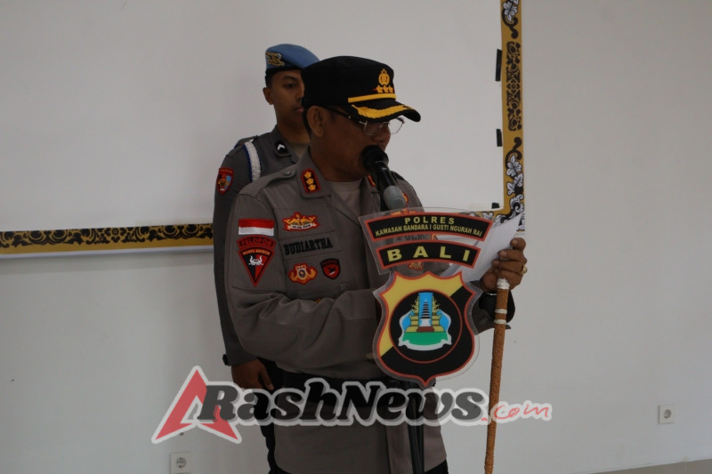 Kapolres Bandara Ngurah Rai Pimpin Upacara Kenaikan Pangkat Pengabdian