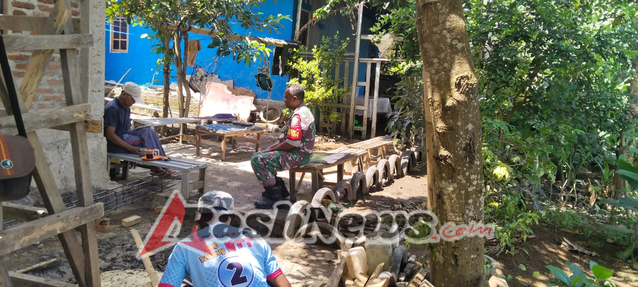 Babinsa Ende Hadir di Tengah Masyarakat untuk Jaga Kondusifitas Desa Riaraja