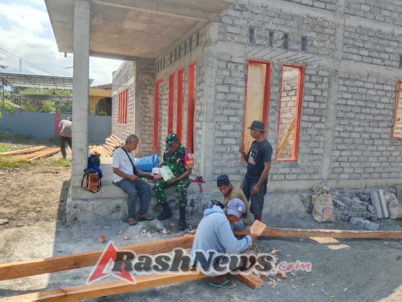 Babinsa Ende Gelar Monitoring dan Komsos di Desa Wolomasi, Detusoko