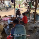 Jalin Kebersamaan, Babinsa Bersama Warga Masyarakat Kupas Buah Asam
