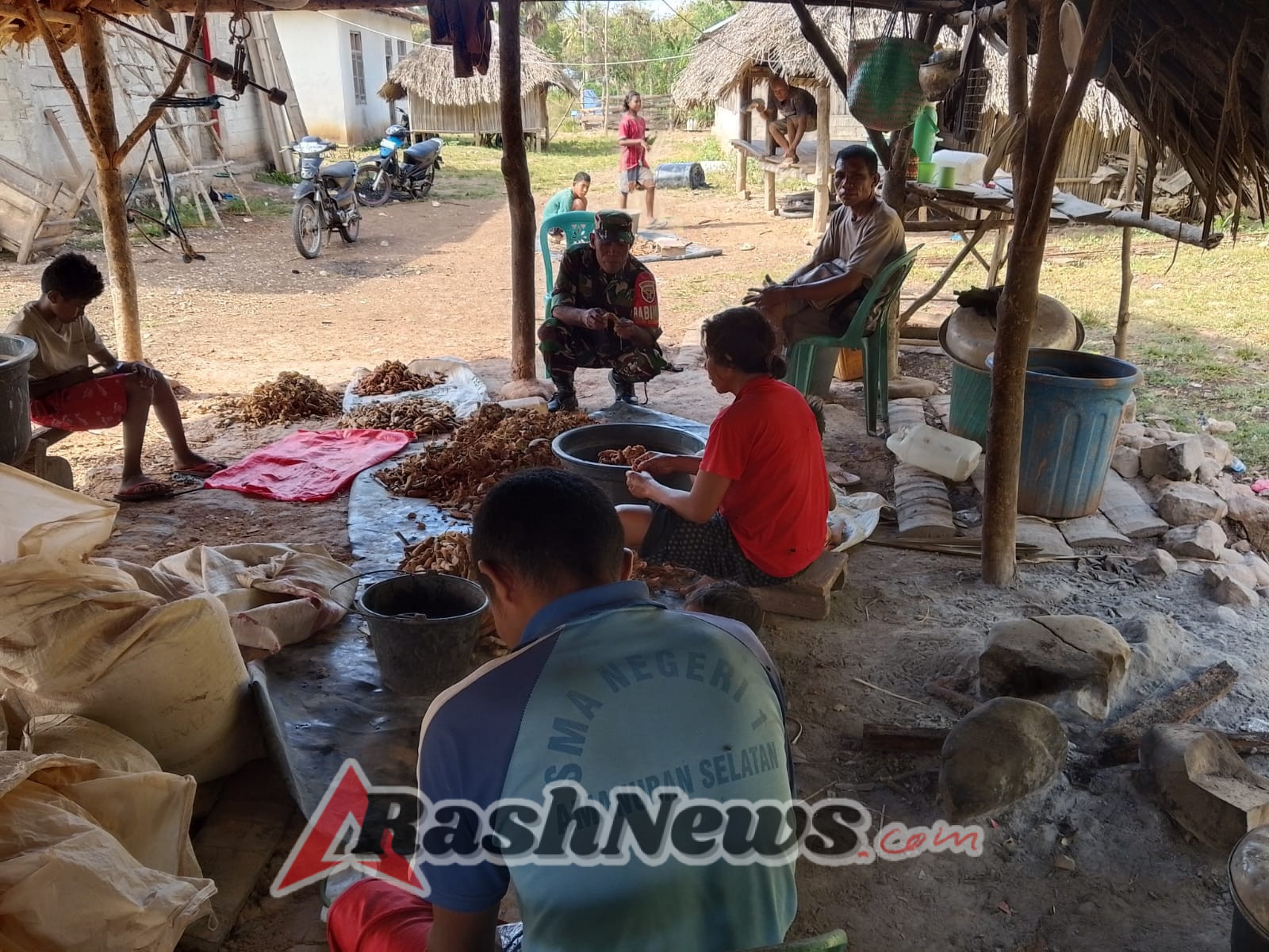 Jalin Kebersamaan, Babinsa Bersama Warga Masyarakat Kupas Buah Asam