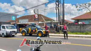Personel Unit Samapta Polsek Baturiti Laksanakan Pengaturan Lalu Lintas