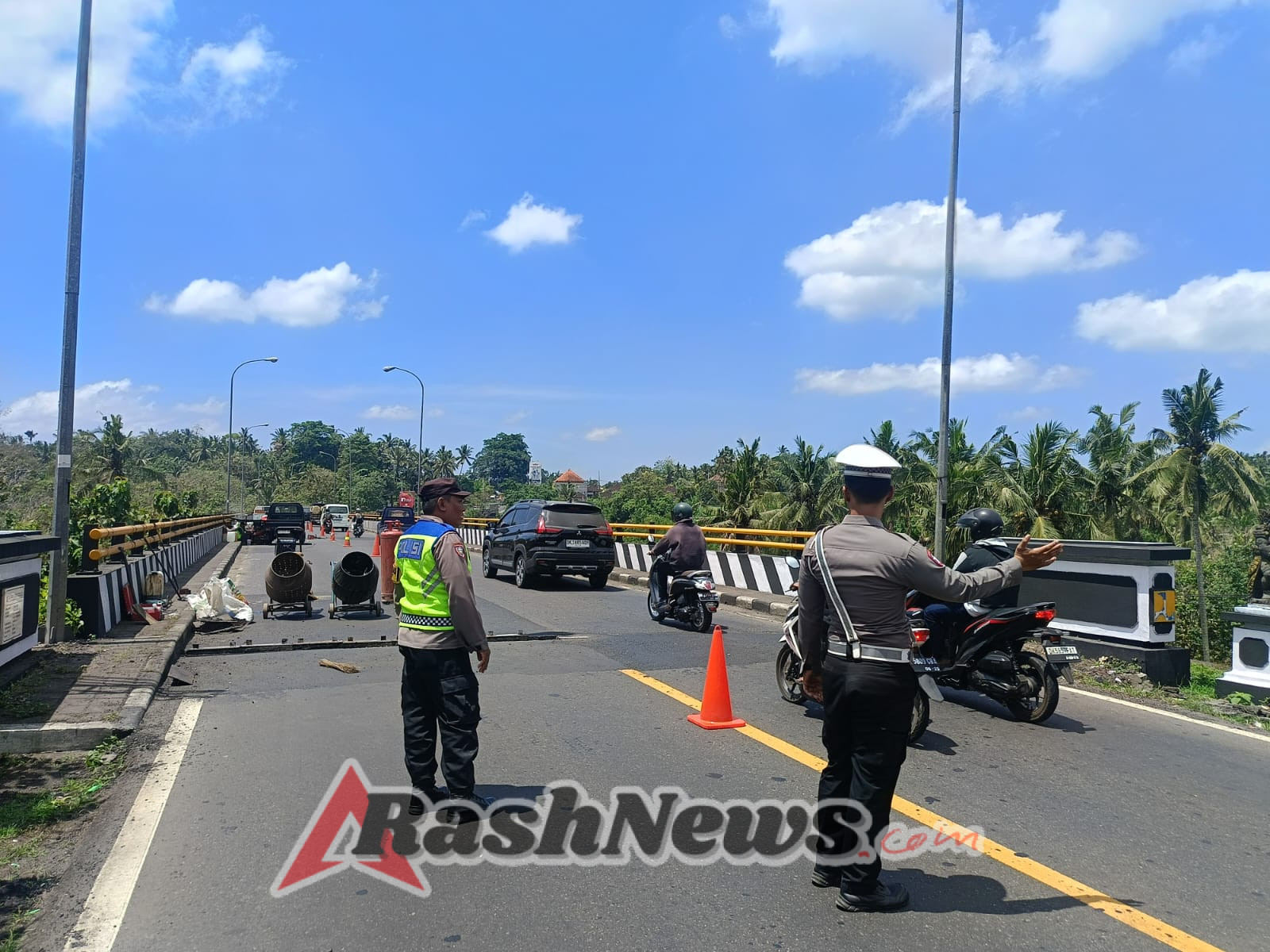 personil Polsek Seltim melaksanakan pengaturan arus lalu lintas