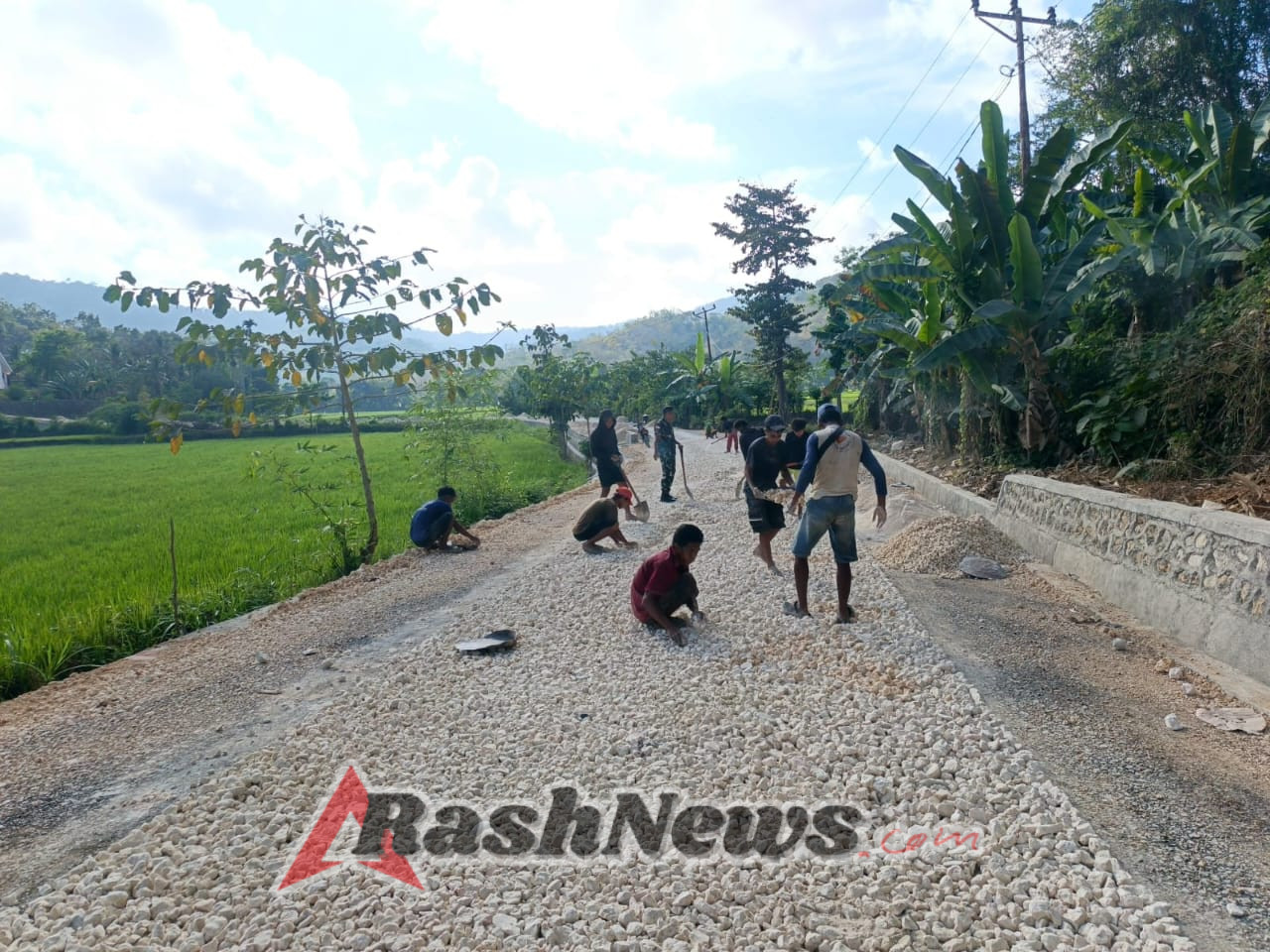 Babinsa Koramil 02/Walakaka Monitoring Pembangunan Jalan di Desa Rewarara