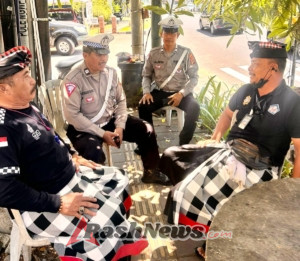 Polres Bandara Ngurah Rai dan Pecalang Tuban Kolaborasi Jaga Kamtibmas