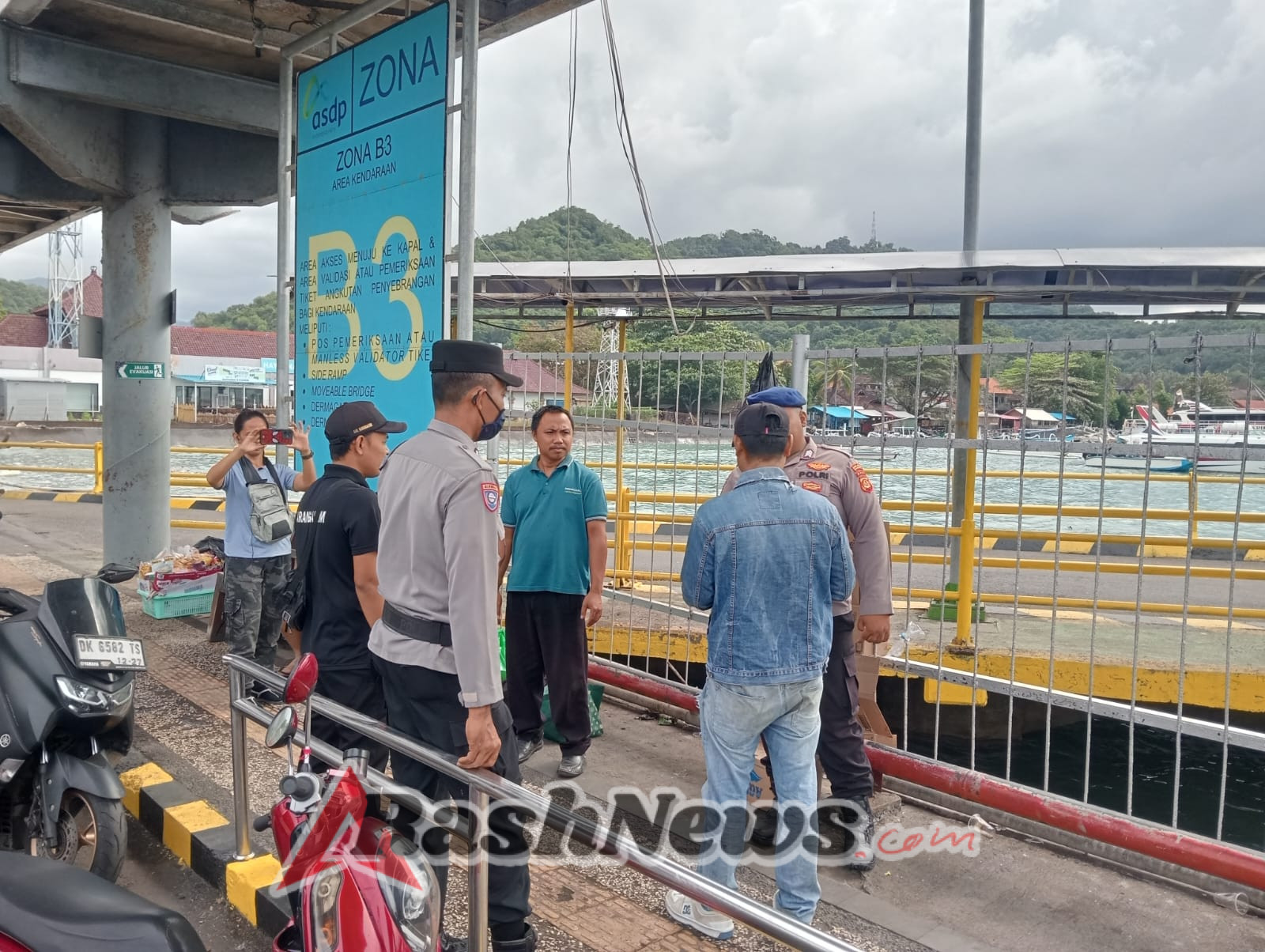 Sat Polairud Polres Karangasem Bersinergi Amankan Pelabuhan Padangbai, Periksa Kendaraan dan Penumpang KMP PBK Muryati