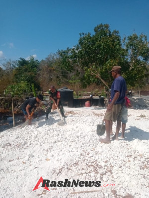 Babinsa Koramil 1627-01/Baa Bantu Warga Bangun Rumah di Desa Kolobolon