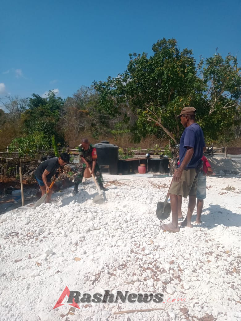 Babinsa Koramil 1627-01/Baa Bantu Warga Bangun Rumah di Desa Kolobolon