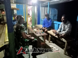 TNI Terus Dekat dengan Rakyat, Babinsa Poto Tano Ingatkan Warga Jaga Kamtibmas