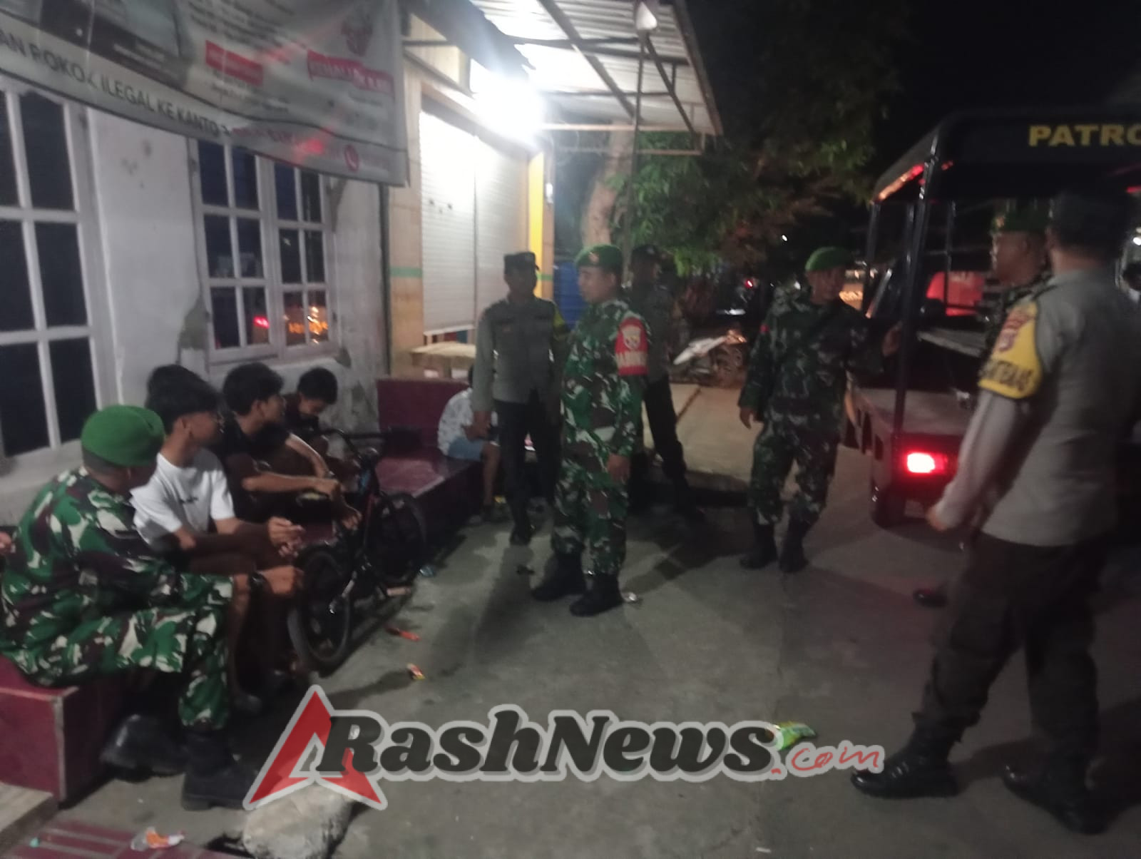 Warga Taliwang Sambut Positif Patroli Bersama Koramil dan Polsek