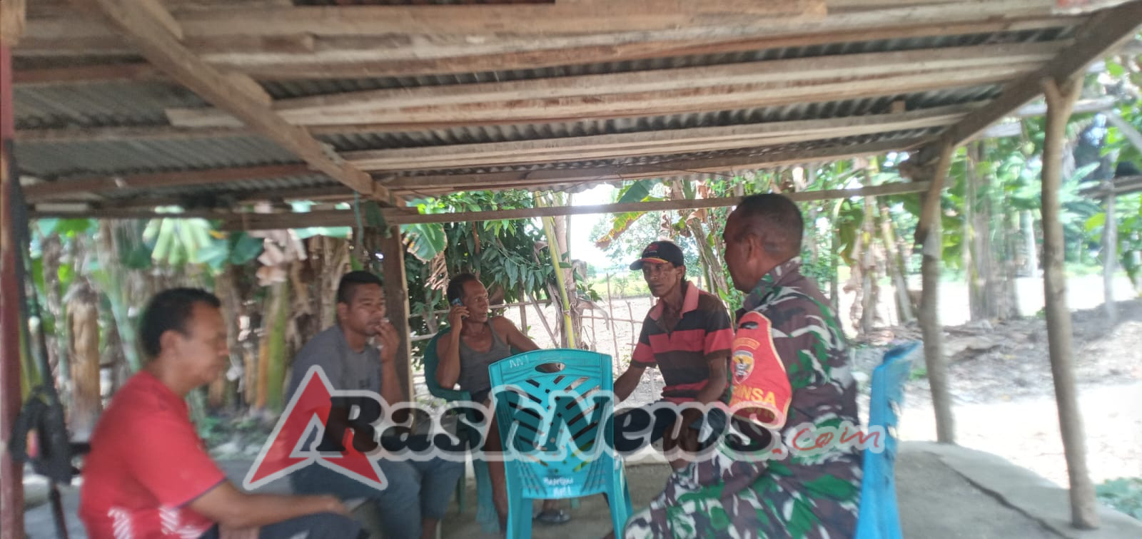 Babinsa Koramil 1618-06/Bian Gelar Komsos dengan Warga Desa Kotafoun