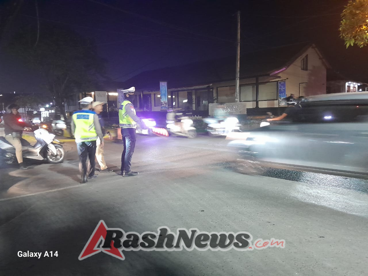 Polsek Mengwi Lakukan Pengaturan di Simpang Tiying Tutul Pererenan