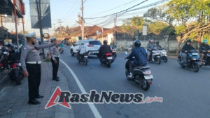 Hadir Di Tengah Masyarakat, Personel Polsek Abiansemal Gelar Gatur Lalin Sore Hari