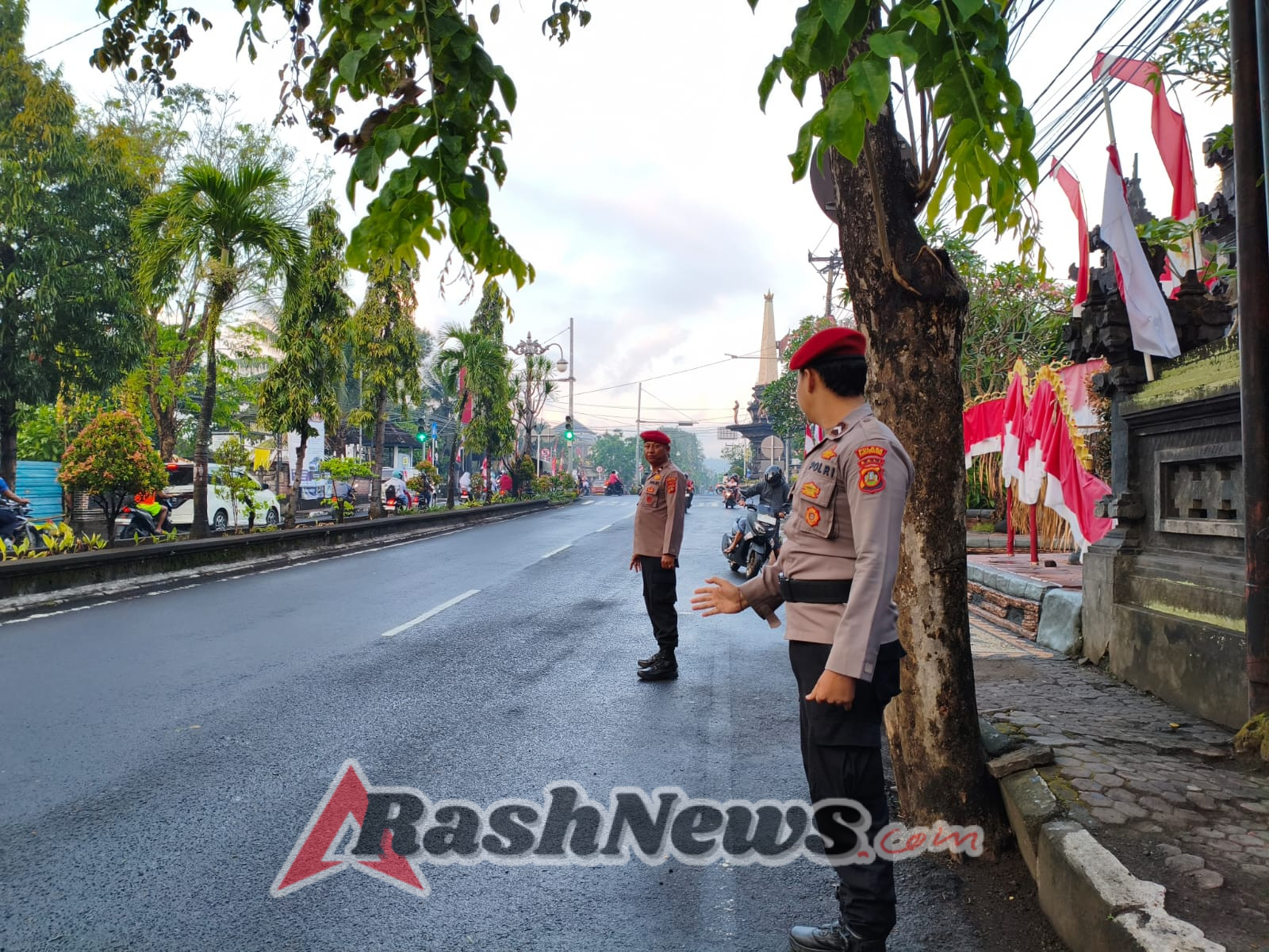 Personil Satresnarkoba Polres Karangasem Atur Lalu Lintas di Depan SMPN 2 Amlapura