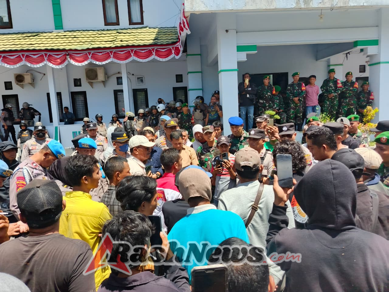 Unjuk Rasa di Kantor DPRD Kota Bima, Koramil 1608-01/Rasanae Laksanakan Monitoring