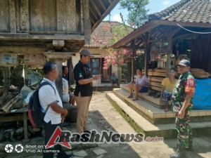 Serka I Made Duduk Turun Lapangan Dampingi Pendataan Bantuan Pangan untuk Warga Jegu