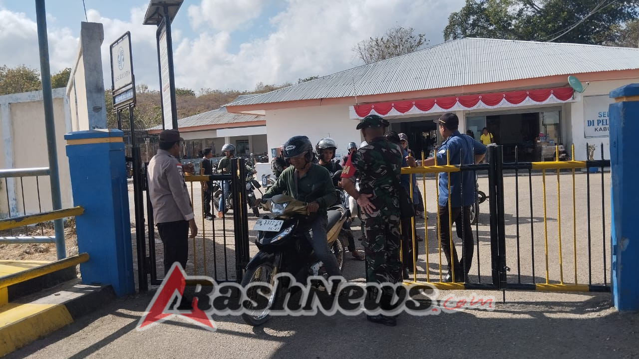 TNI Hadir Jaga Keamanan Aktivitas Pelabuhan ASDP Pantai Baru Kabupaten Rote Ndao