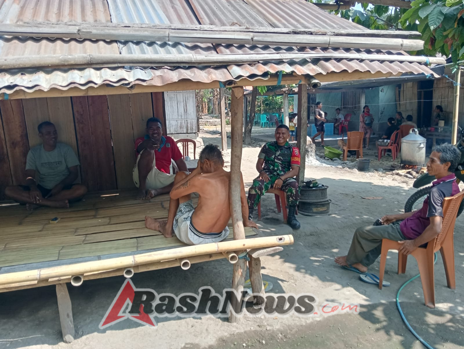 Tingkatkan Kemanunggalan TNI-Rakyat, Babinsa Kodim 1602/Ende Sambangi Desa Niranusa