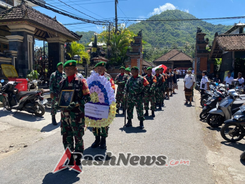 Suasana penuh haru pemakaman militer alm. Serma purnawirawan I Nengah Djirna oleh Kodim 1623/Karangasem.