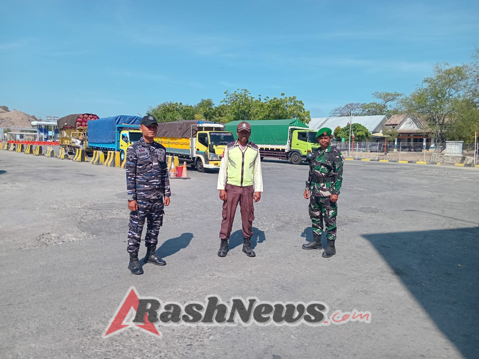 Soliditas TNI: Koramil Poto Tano dan Yon TP 835 Sumbawa Turun Langsung Patroli di Pelabuhan