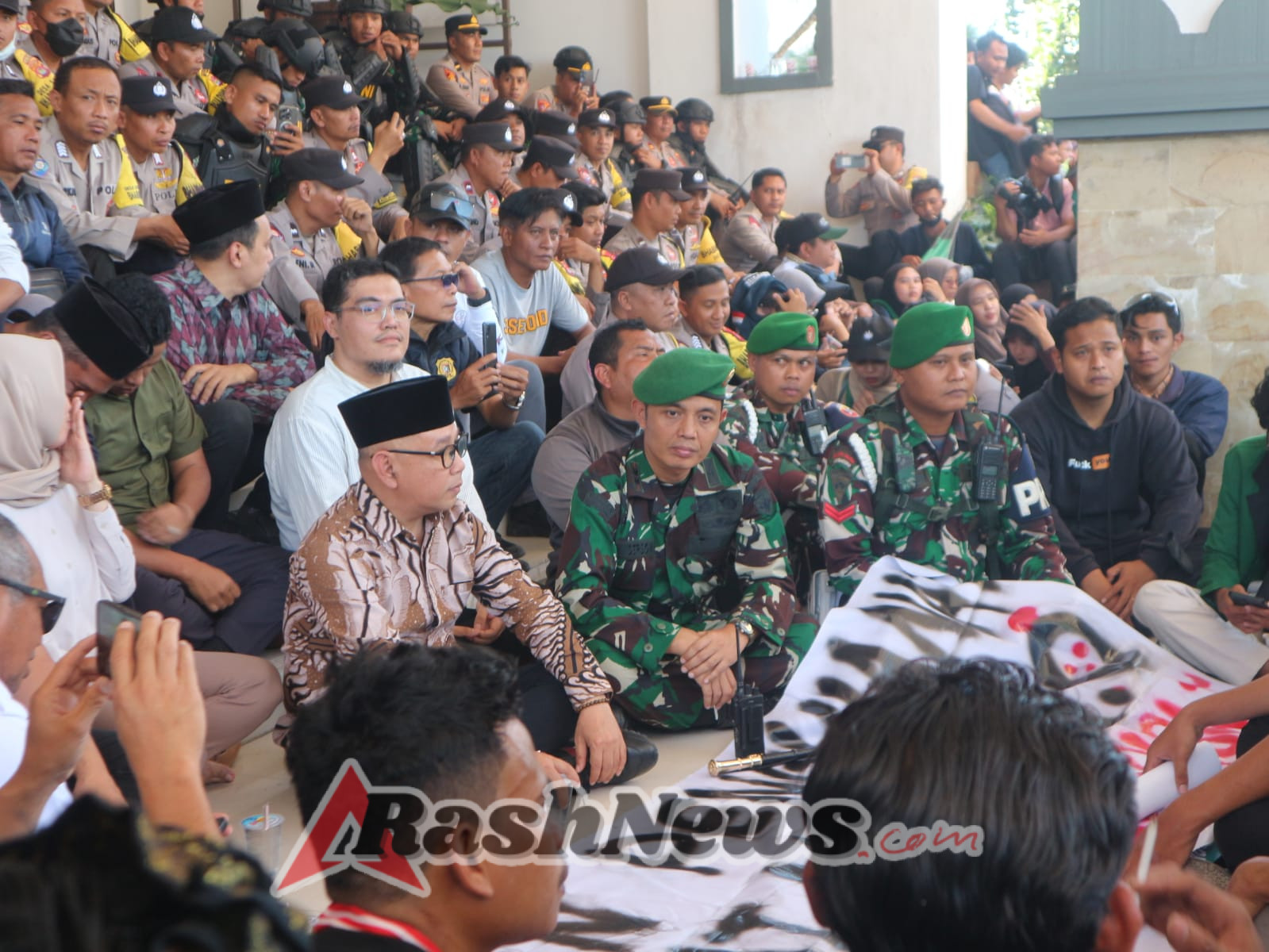 Ratusan Massa Cipayung Demo Kantor Bupati Lotim, Dandim 1615 Turun Langsung Amankan Aksi