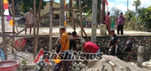 Sambut HUT Paroki Ke-50, Babinsa dan Masyarakat Gotong Royong Bangun Gapura Gereja