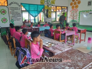 Kodim 1628/Sumbawa Barat Kawal Kegiatan Makan Sehat Bergizi untuk Ribuan Siswa