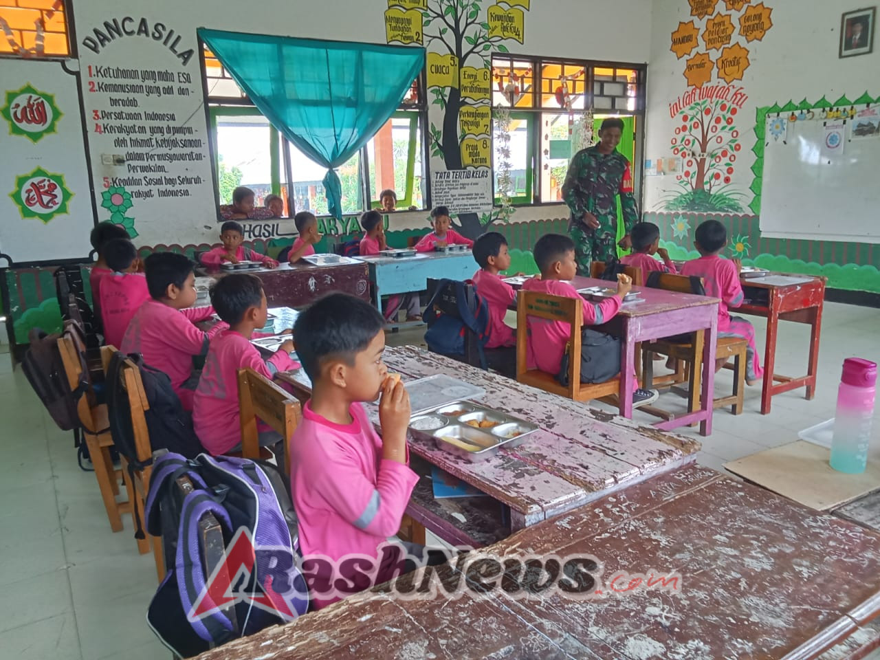 Kodim 1628/Sumbawa Barat Kawal Kegiatan Makan Sehat Bergizi untuk Ribuan Siswa
