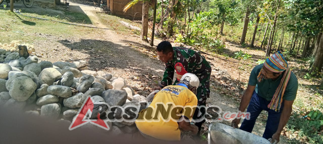 Tingkatkan Kesejahteraan Masyarakat Babinsa Kodim 1621/TTS Kerja Bakti Bangun Tembok Penahan Tanah (TPT)